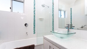 Shower, hair dryer, towels - Mingara 6 - Views over the Clarence (Yamba)