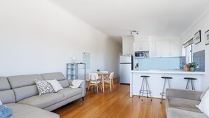 Un appartement moderne comprenant un salon, un coin repas et une cuisine.