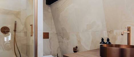 Apartment | Bathroom | Hair dryer, towels, shampoo