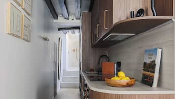 Apartamento | Cozinha privada | Geladeira, micro-ondas, fogão, cooktop
