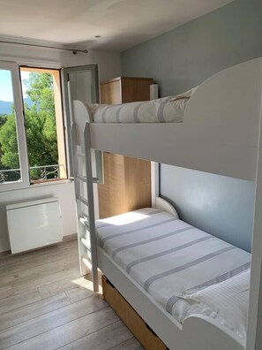 2 bedrooms, iron/ironing board, travel cot, Internet