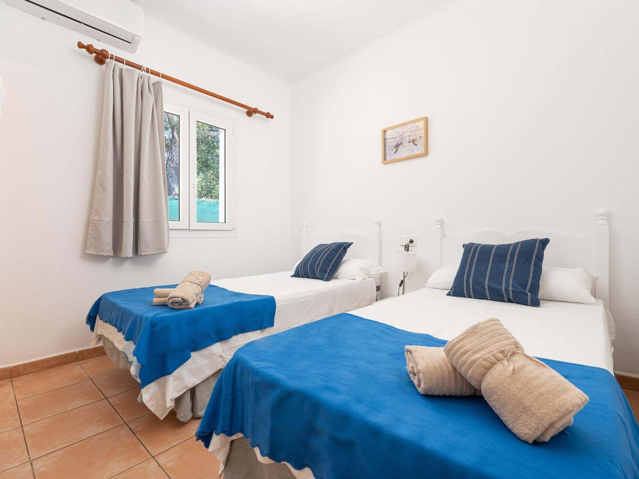 4 dormitorios, tabla de planchar con plancha, cuna de viaje