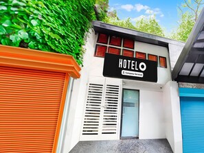 House | Exterior - Hotel O Santacruz Railway Junction Formerly Kharsubway (Mumbai)