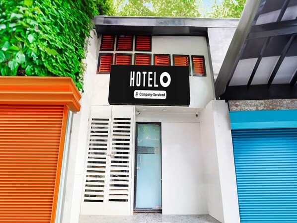 House | Exterior detail - Hotel O Santacruz Railway Junction Formerly Kharsubway (Mumbai)