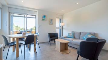 Fernseher, Tischtennisplatte