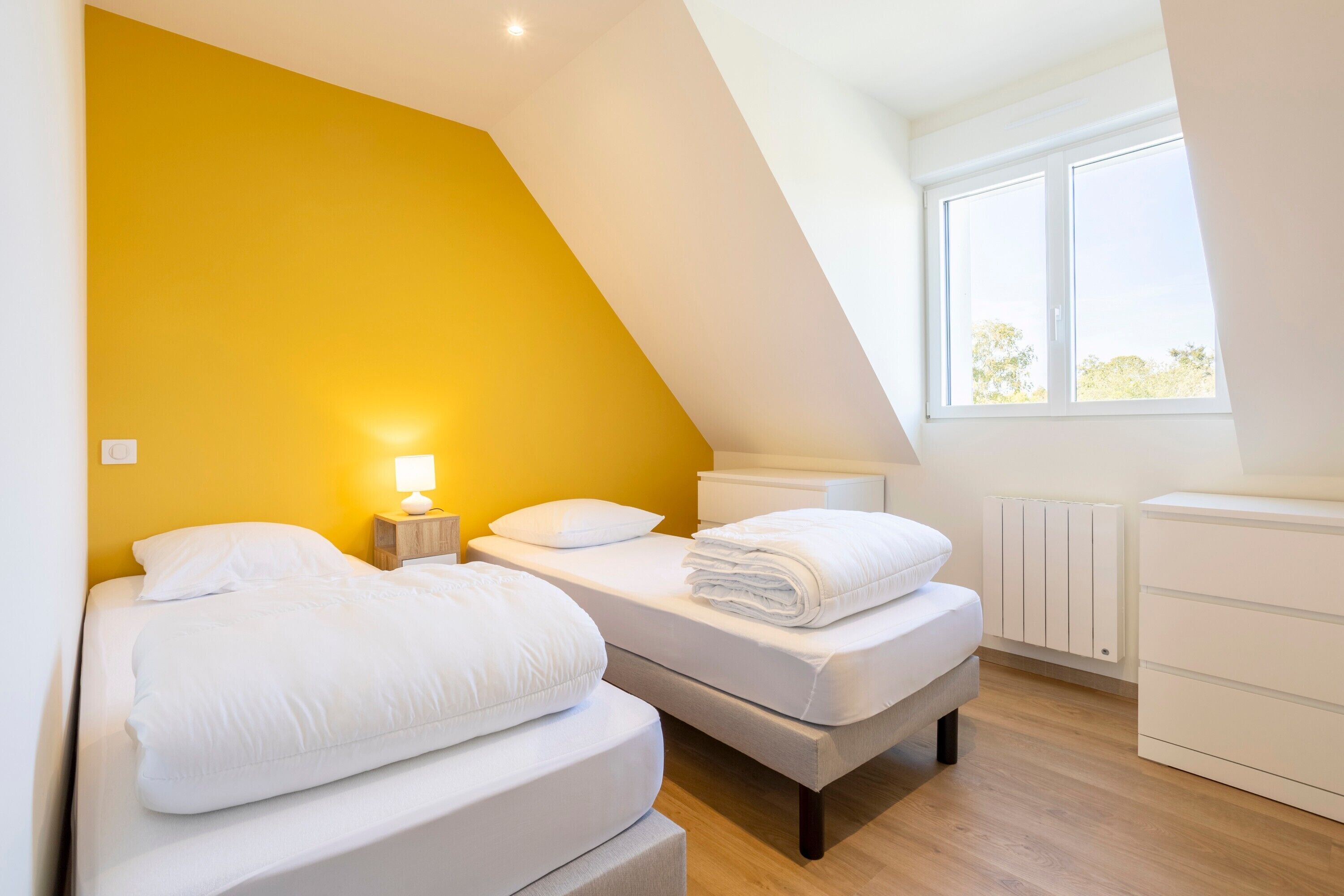 2 habitaciones, tabla de planchar con plancha, wifi y ropa de cama 