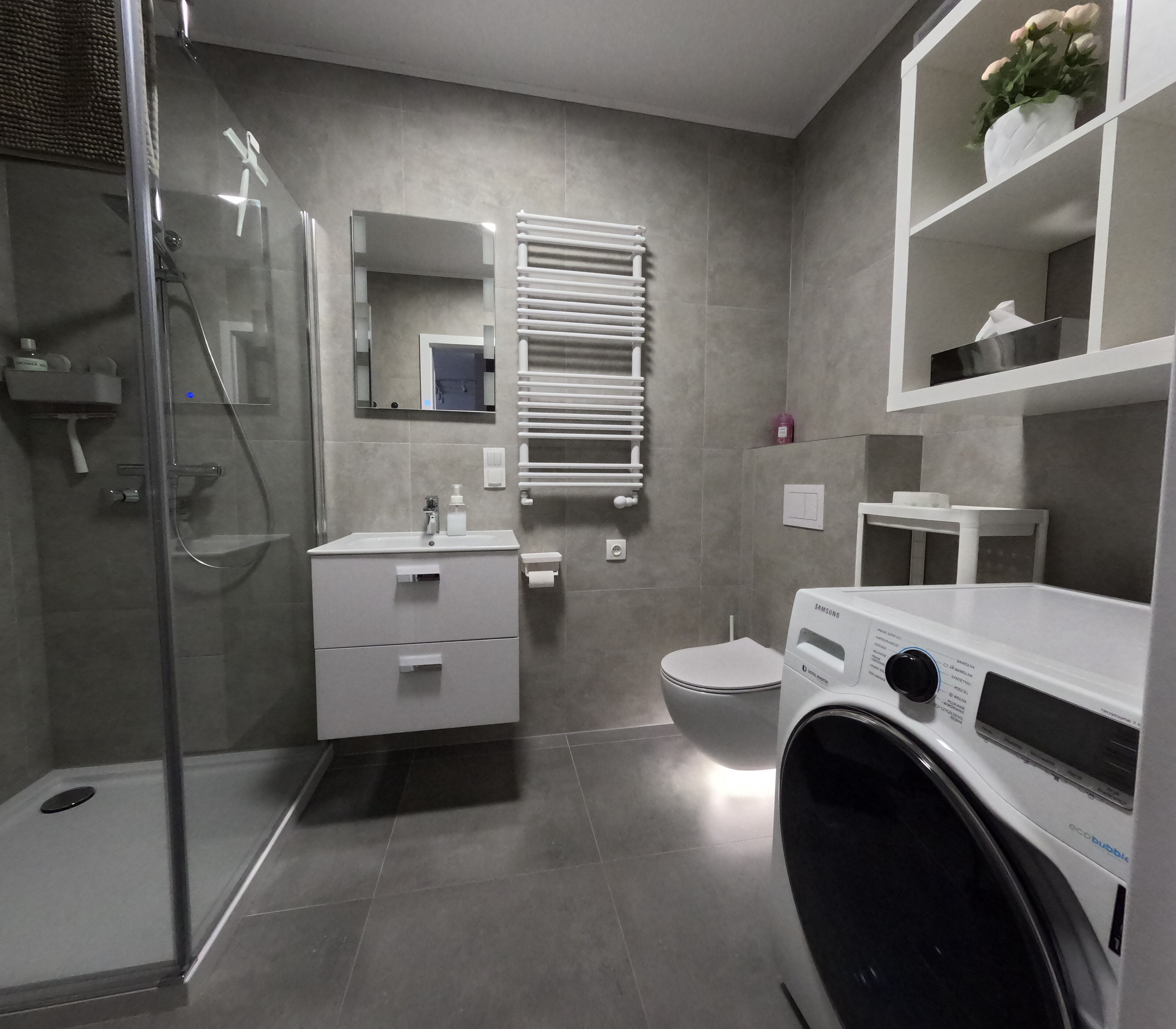 Haartrockner, Handtücher, Seife, Toilettenpapier