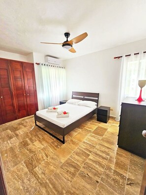 2 chambres, coffre-fort, fer et planche à repasser