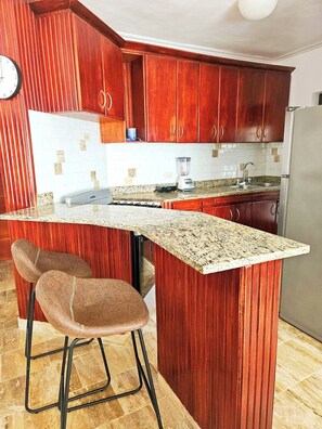 Réfrigérateur, four, cafetière/bouilloire, grille-pain