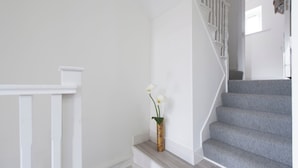 A staircase with grey carpeted steps and white walls. - Apt - Stay 6 - Paid Parking - Petsok - Stratford (London)