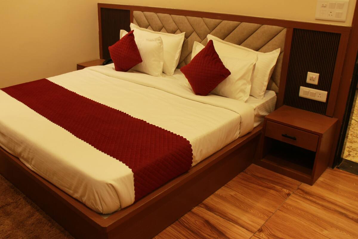 Deluxe Double Room | Desk