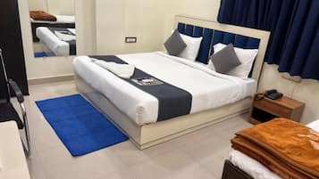 Family Triple Room, Multiple Beds, Smoking, Private Bathroom | Egyptian cotton sheets, premium bedding, down duvets, memory-foam beds