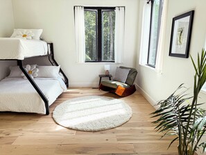 2 Schlafzimmer, Schreibtisch, Bügeleisen/Bügelbrett, Reisekinderbett