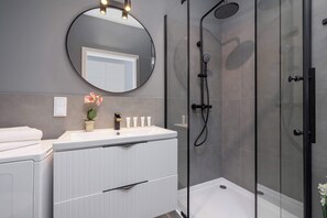 Dusche, Haartrockner, Handtücher, Shampoo