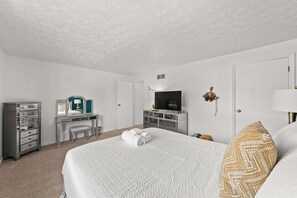 3 bedrooms, desk, iron/ironing board, WiFi