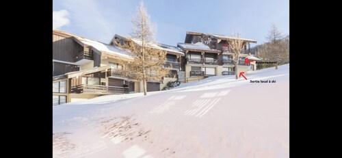 Ski-to-door gondola access studio la plagne montalbert