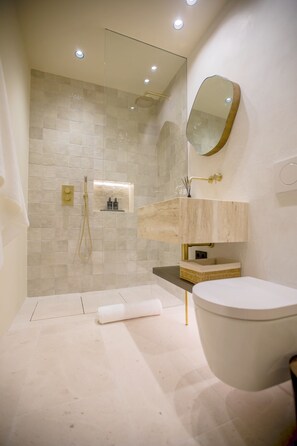 Dusche, Haartrockner, Handtücher, Seife