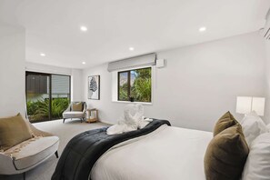 4 bedrooms, iron/ironing board, WiFi