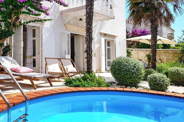 Villa (4 Bedrooms) | Front of property