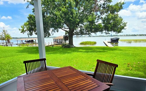 Serene, Cozy, Lakefront Home with Jacuzzi/hot tub and covered porch on the Lake!