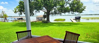 Serene, Cozy, Lakefront Home with Jacuzzi/hot tub and covered porch on the Lake!