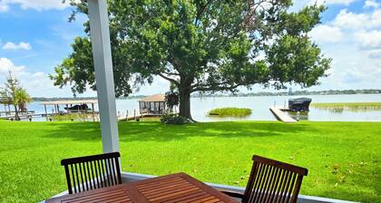 Serene, Cozy, Lakefront Home with Jacuzzi/hot tub and covered porch on the Lake!