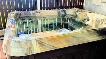 Tina de hidromasaje al aire libre