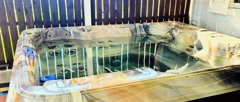 Tina de hidromasaje al aire libre