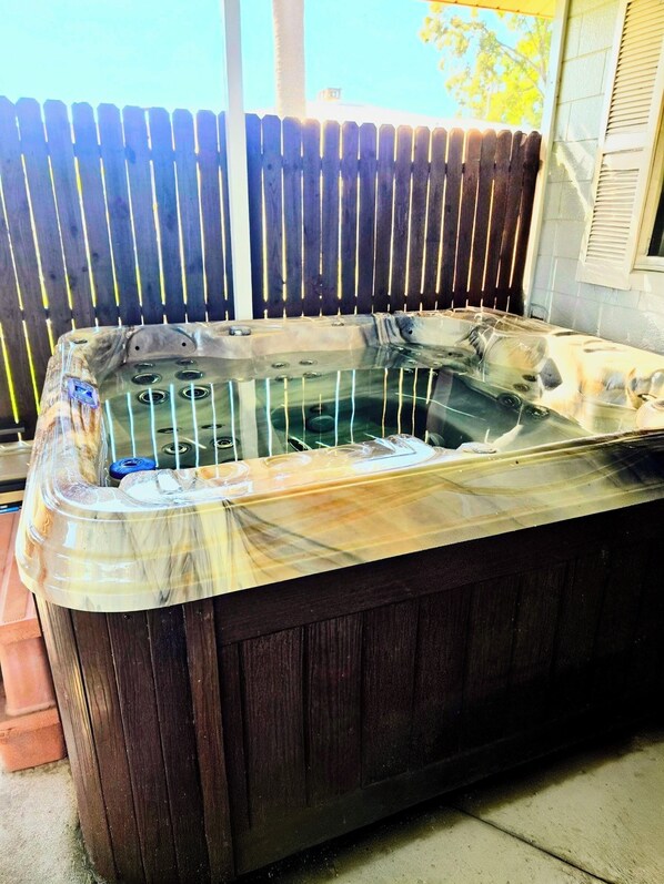 Outdoor spa tub