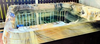 Serene, Cozy, Lakefront Home with Jacuzzi/hot tub and covered porch on the Lake!