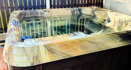 Serene, Cozy, Lakefront Home with Jacuzzi/hot tub and covered porch on the Lake!