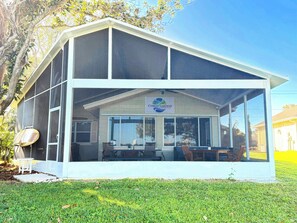 Exterior - Serene, Cozy, Lakefront Home with Jacuzzi/hot tub and covered porch on the Lake! (Winter Haven)