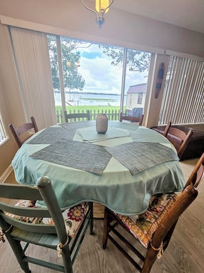Dining - Serene, Cozy, Lakefront Home with Jacuzzi/hot tub and covered porch on the Lake! (Winter Haven)
