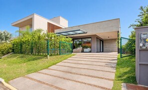 Exterior - Modern House With Pool Next to Surfland Roi00 (Garopaba)