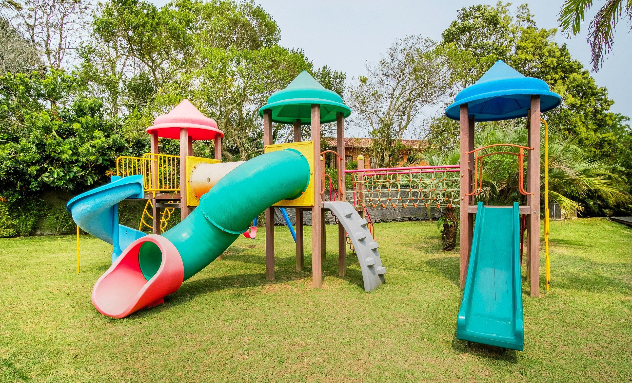 Un parque infantil con toboganes y estructuras para escalar.
