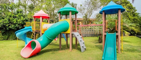 Un parque infantil con toboganes y estructuras para escalar.