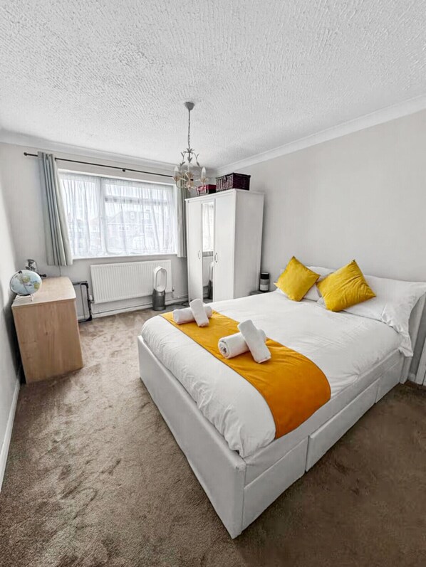 2 chambres, bureau, fer et planche à repasser, accès au Wi-Fi (inclus)