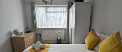 2 Schlafzimmer, Schreibtisch, Bügeleisen/Bügelbrett, kostenloses WLAN