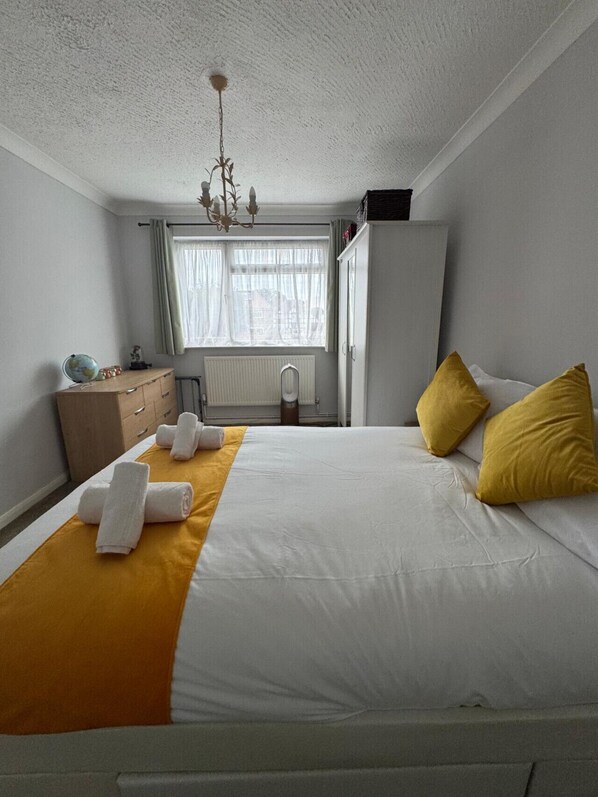 2 habitaciones, escritorio, tabla de planchar con plancha y wifi gratis