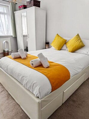 2 habitaciones, escritorio, tabla de planchar con plancha y wifi gratis 