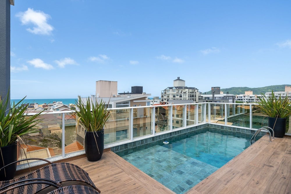 Apt w/ Pool & BBQ in Bombinhas Rna0303
