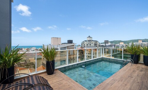 Apt w/ Pool & BBQ in Bombinhas Rna0303