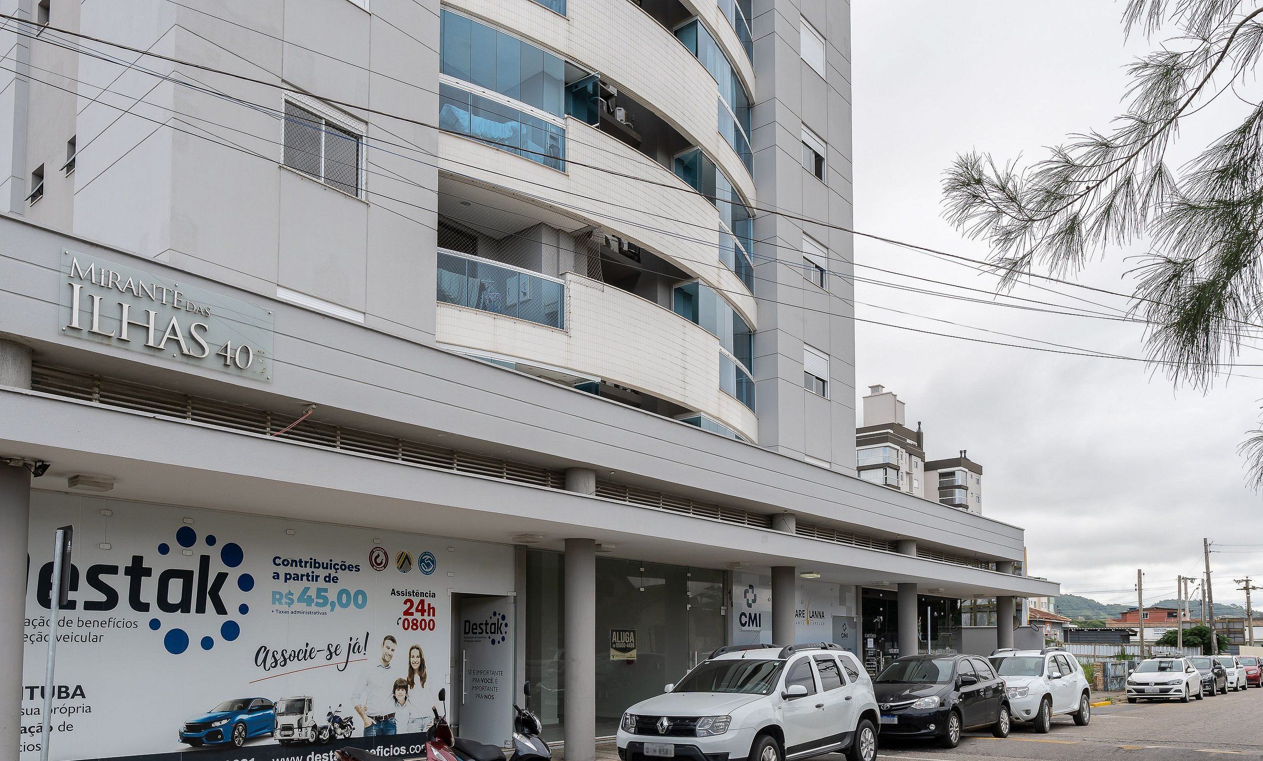 Un edificio moderno con un letrero que dice 'Mirante das Ilhas 40'.