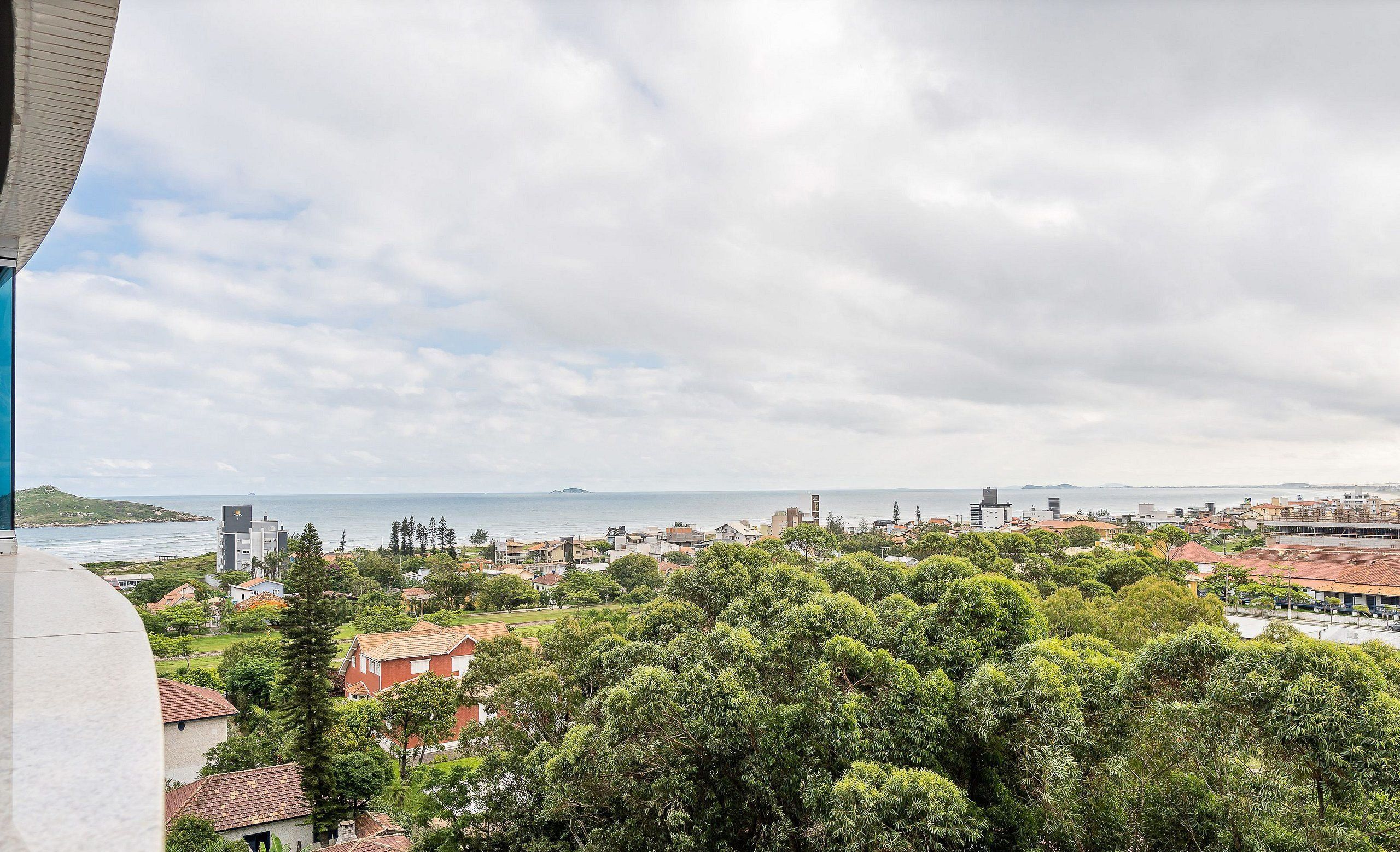 Eine Küstenstadt mit Blick auf das Meer und eine vorgelagerte Insel.