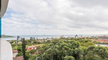 Eine Küstenstadt mit Blick auf das Meer und eine vorgelagerte Insel.
