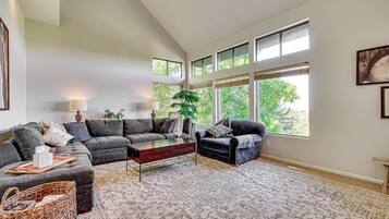 House (5 Bedrooms) | Interior