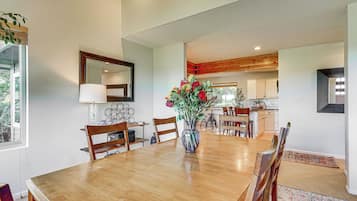 House (5 Bedrooms) | Interior