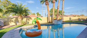 Luxe Outdoor Oasis: 'palm Tree Villa' in Chandler