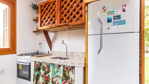 A compact kitchen with a gas stove, sink, and a refrigerator. - 3BR House w/ BBQ 800m From Beach Rju8301 (Bombinhas)