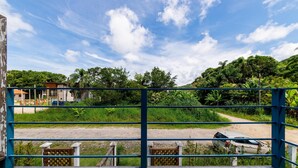 A gated property with a dirt path leading to a building. - 3BR House w/ BBQ 800m From Beach Rju8301 (Bombinhas)